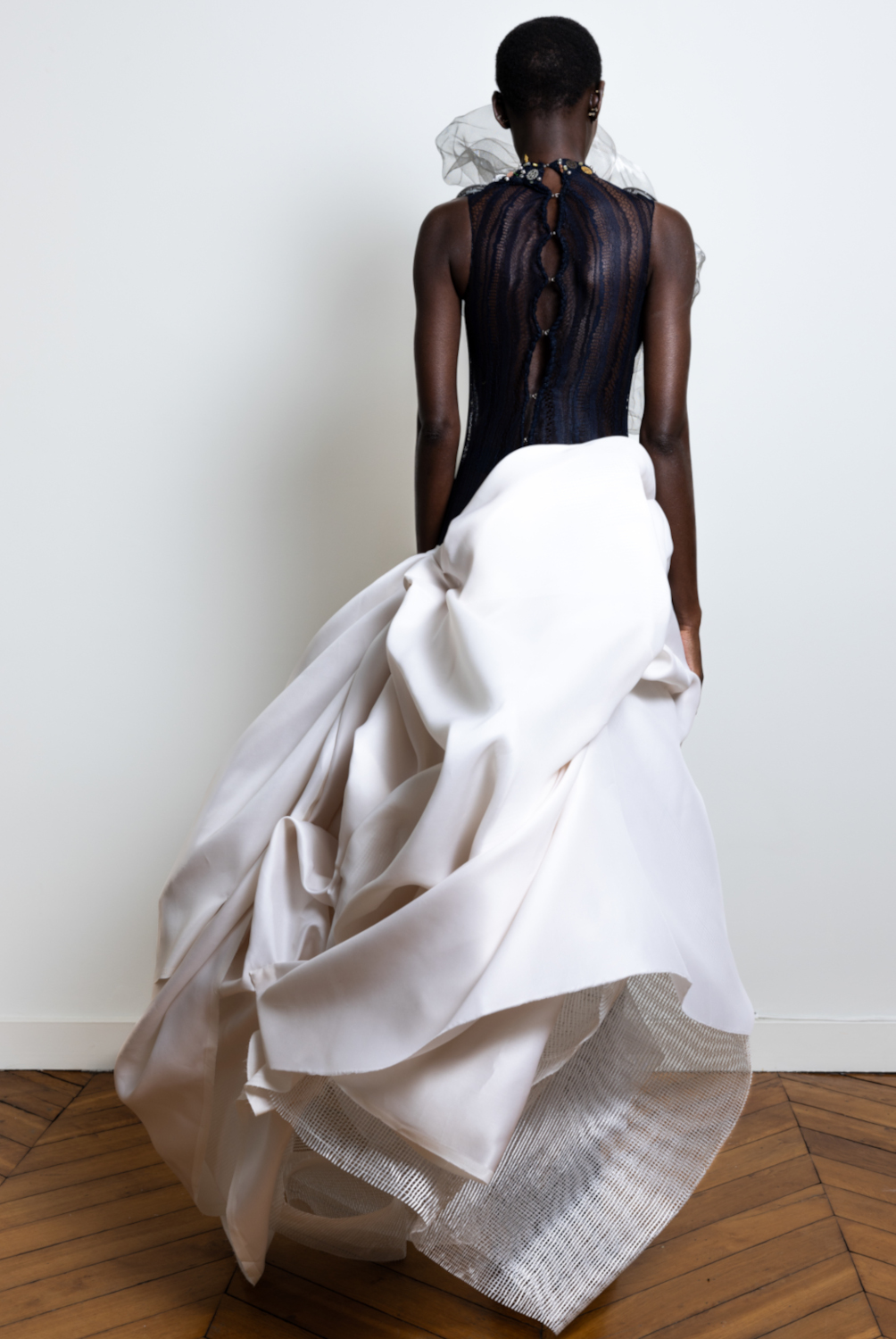 Luxury Angelo Fair Couture Dress Haute Couture Week in chantilly lace in navy and silk gazar in white surrounded by  silver steel mesh